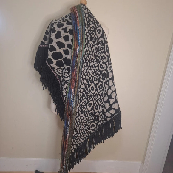 Katherine Barclay wool blend Triangular animal print Shawl - Picture 4 of 7